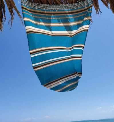 Serviette de plage Dina bleu céleste rayée beige et blanc