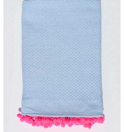 Fouta en nid d'abeille unie bleu clair avec pompons rose fluo