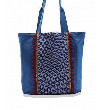 Sac Saint Tropez couleur bleu denim avec motifs en chevron bleu et pompons rouge