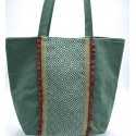 Sac Saint Tropez vert avec motifs en chevron et pompons rouge Fouta Tunisia - 2