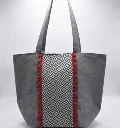 Sac Saint Tropez gris motifs en chevron et pompons rouge