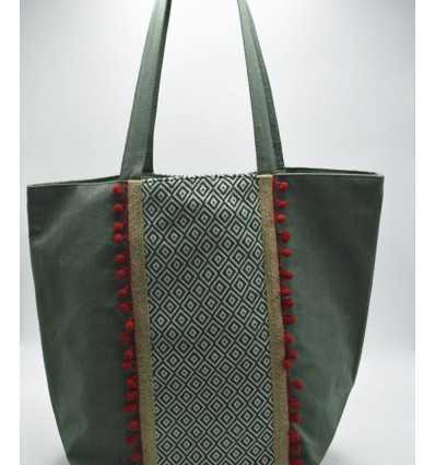 Sac Saint Tropez vert avec motifs en chevron et pompons rouge