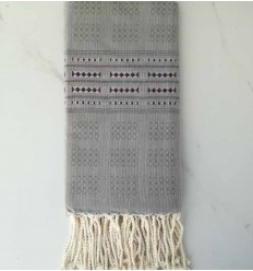 Fouta thalasso vert avec motifs aubergine 