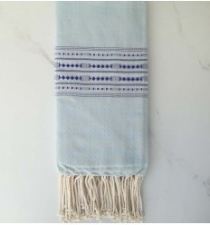 Fouta thalasso bleu ciel avec motifs bleu foncé 