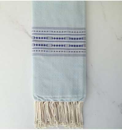 Fouta thalasso bleu ciel avec motifs bleu foncé