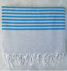 Jeté bleu avec rayures 