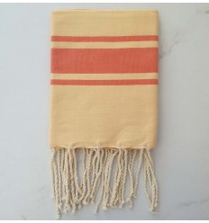 Enfant avec rayures orange 