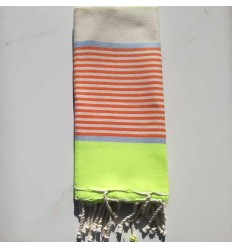 Enfant fluo, bleu, orange et blanc cassé 