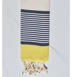 Enfant jaune, ardoise, bleu foncé et blanc cassé  2