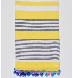 Serviette de plage jaune rayée blanc et gris avec pompons  - 1